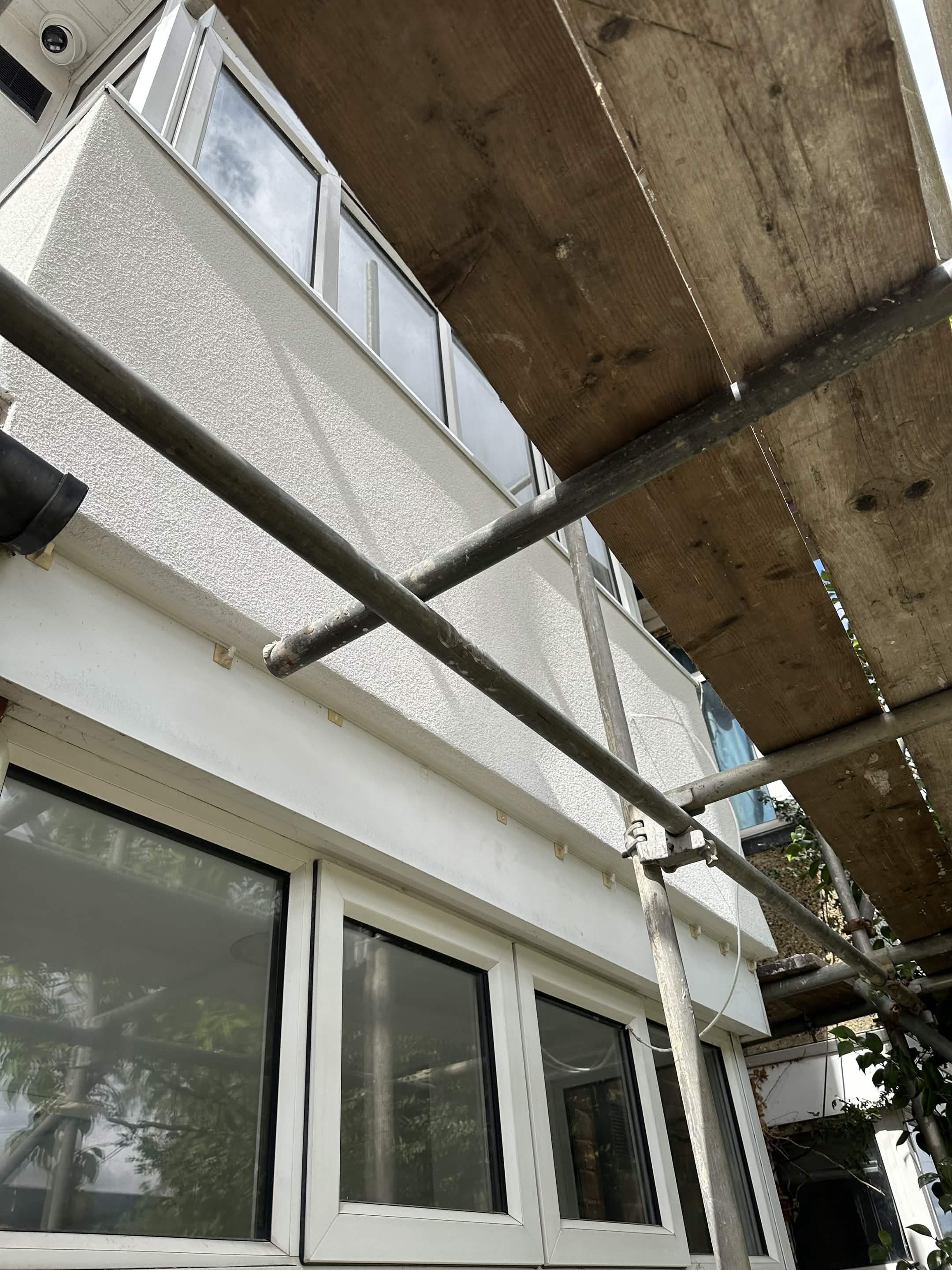 Right property front finished under baywindow section