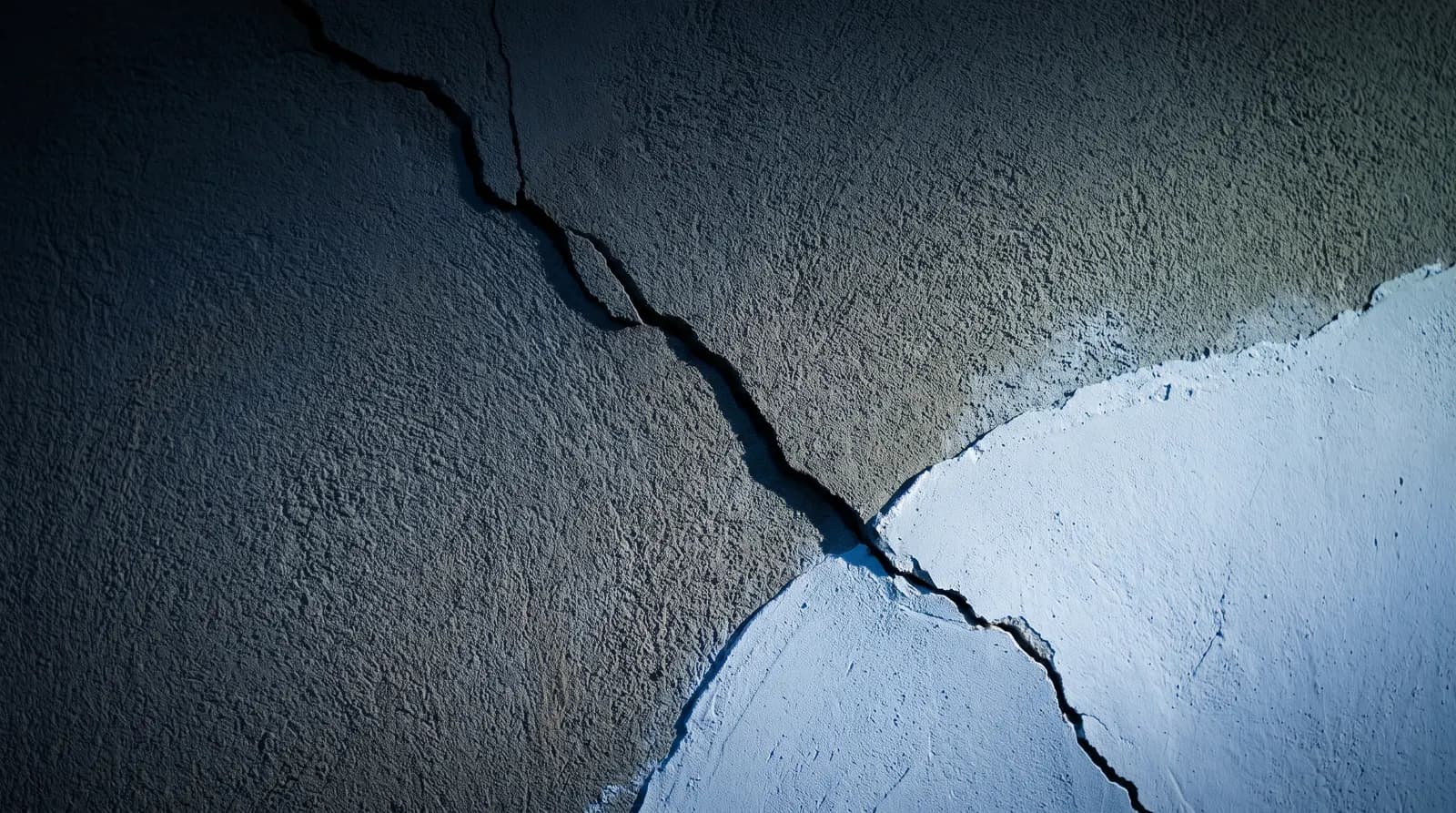 Render Cracking: Common Causes and Professional Solutions